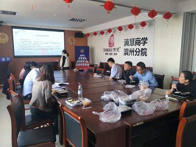 胡文霞律師在午餐會上分享“如何將合同糾紛大卸八塊”